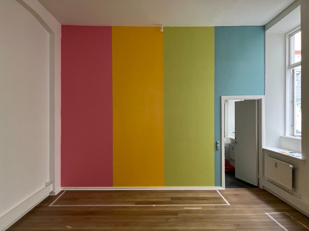 Malet væg i 4 farver i møbelbutik