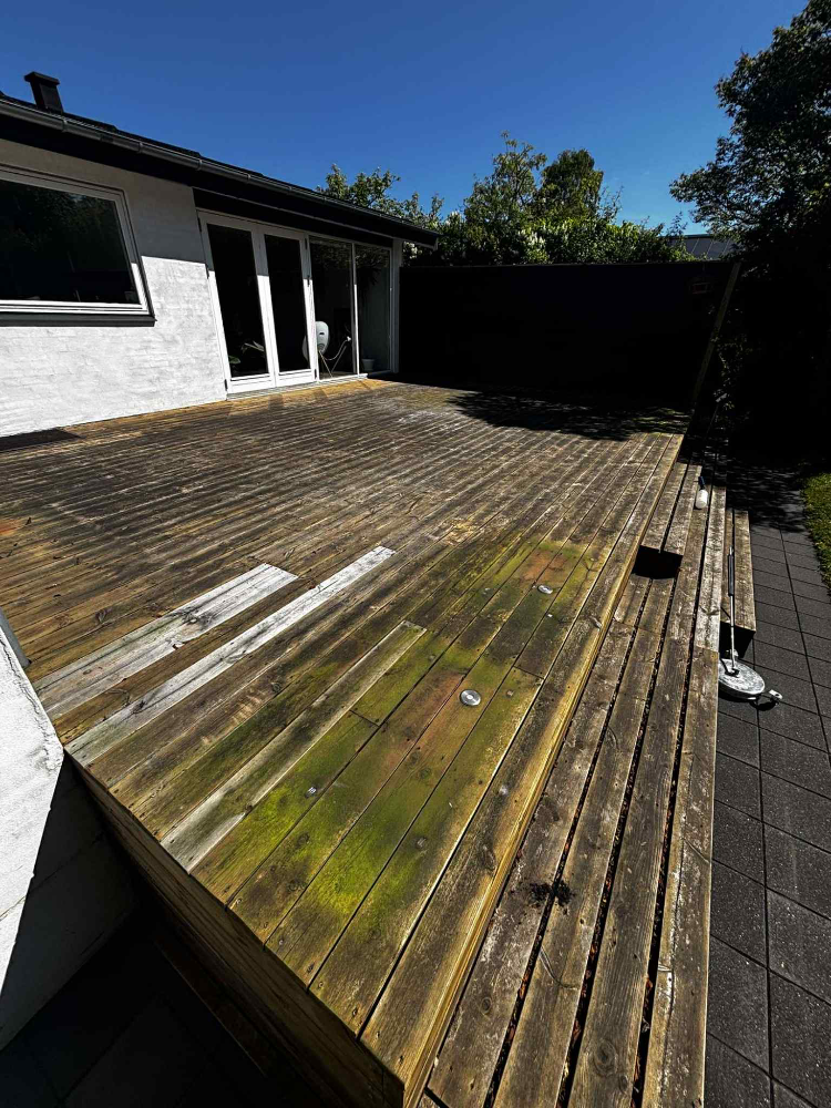 Inden træ terrassen blev renset