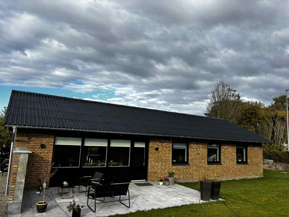 Før og efter at et nymalet tag