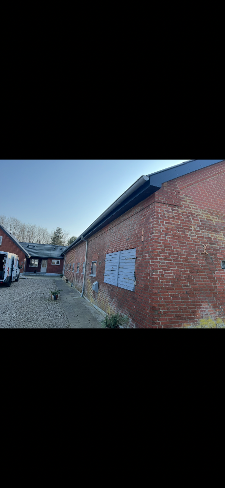 Udskiftning af tag med b6 bølgeplader, på både stuehus og udebygninger. Samt ny underbeklædning og stern af vedligeholdelsesfrit Rockpanel.