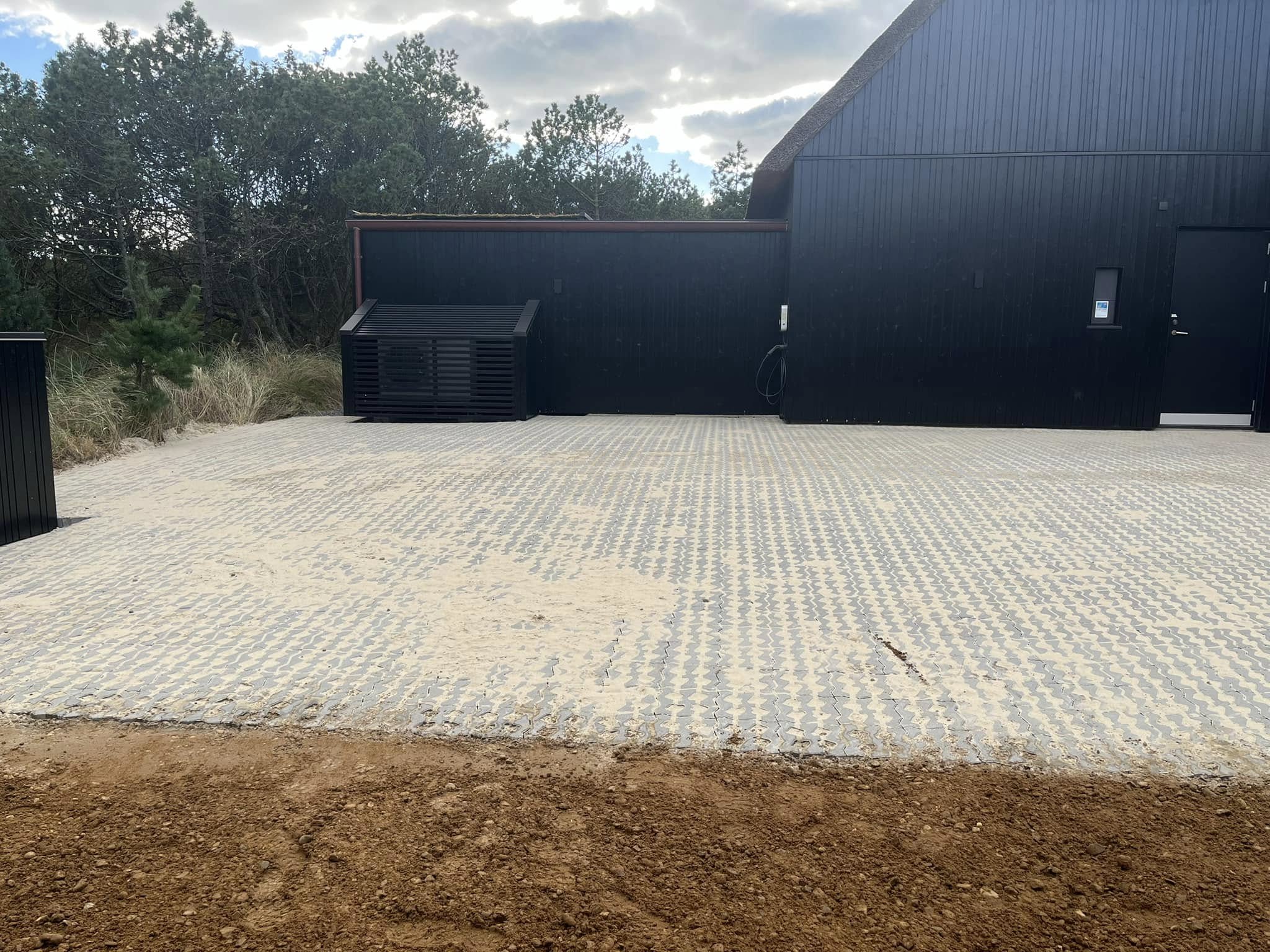 Støbning af kanter og lægning af sten