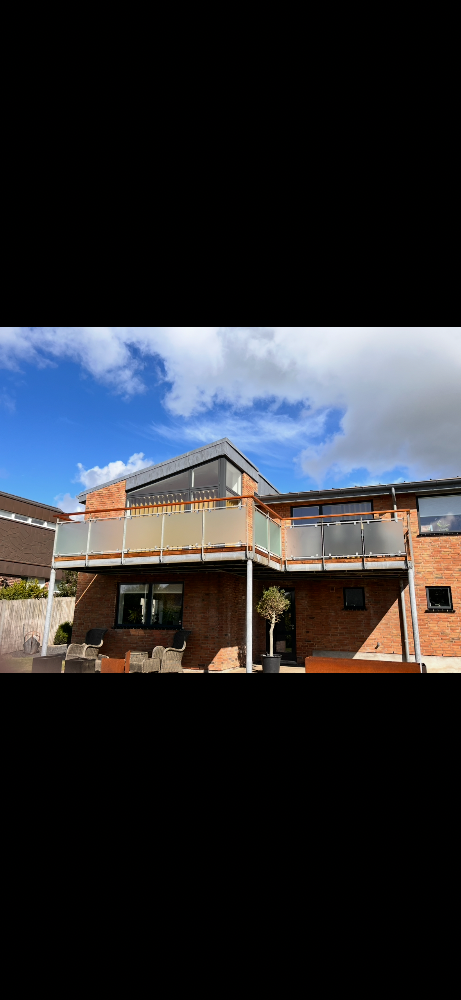 Udskiftning af håndlister langs terrasse.