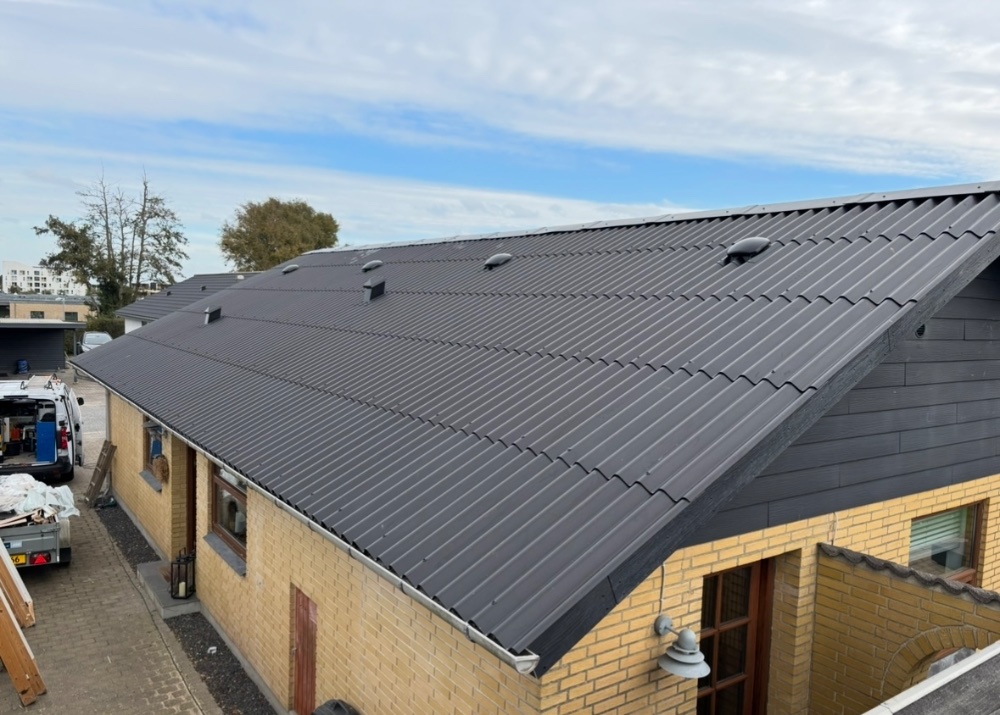 Nyt tag med b6 bølgeplader, samt ny gavl i Herning. 