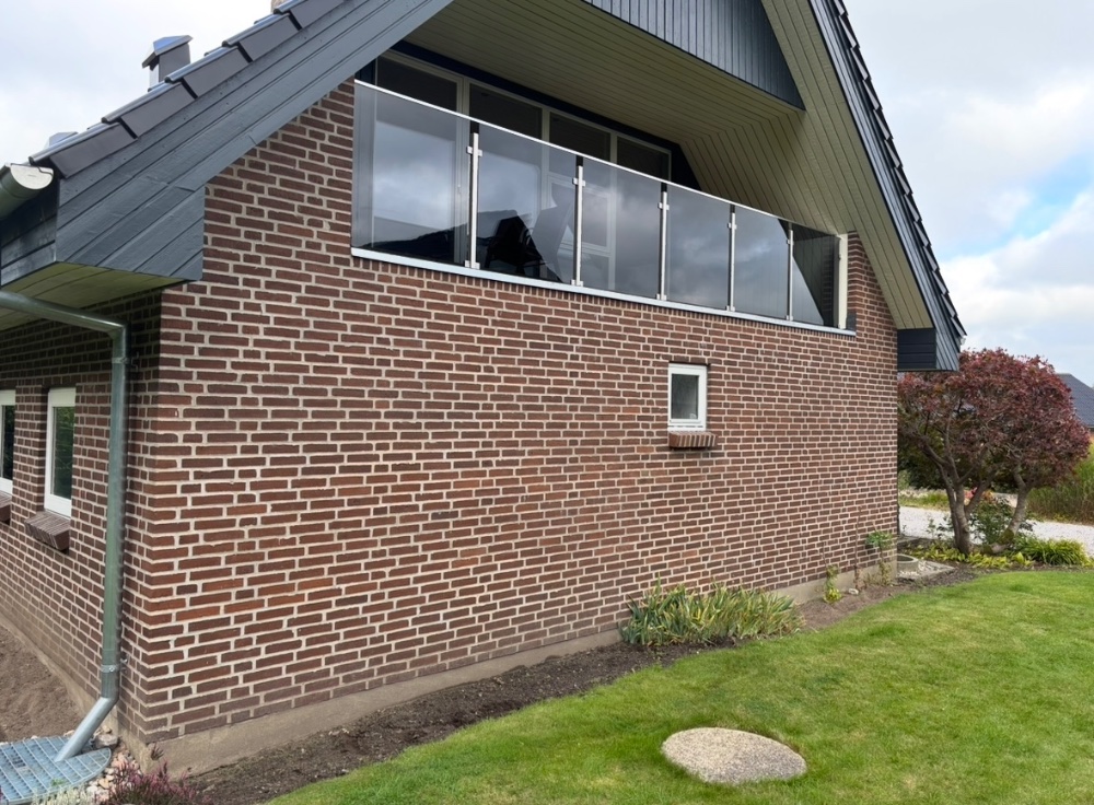 Renovering af eksisterende svalegang, med nyt glasværn og gulv.