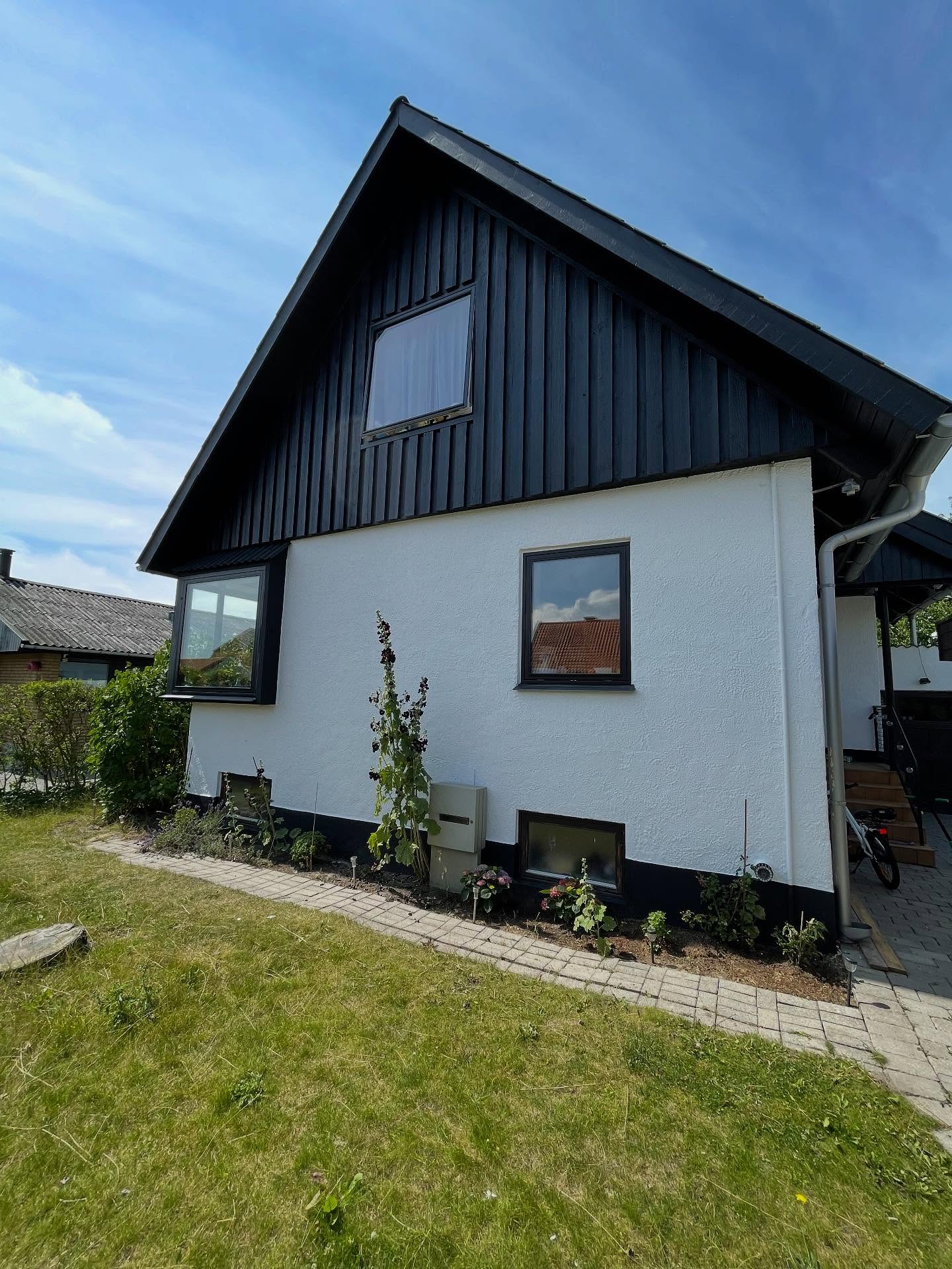 Før/efter maling af facade 