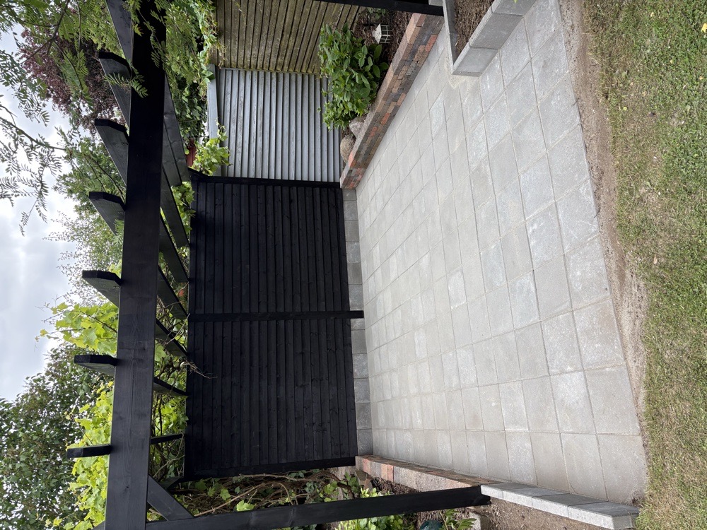 Pergula med flise terrasse.